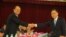 会议召开前两岸代表握手致意 (美国之音张永泰拍摄)