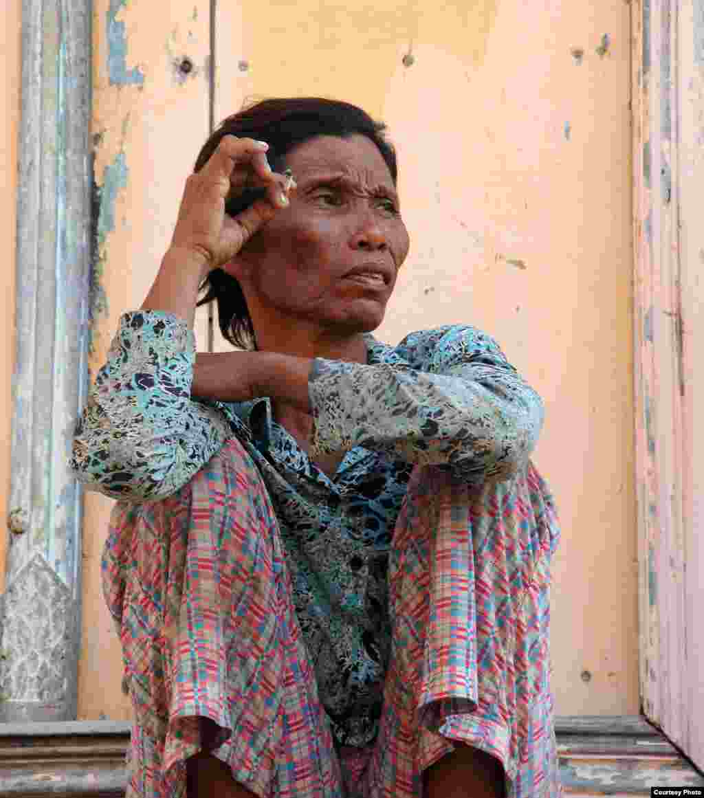 A homeless Khmer woman sits in front of the gate of Khmer temple in Bac Lieu VN, southern part of Vietnam. (Photo by Hillary Tran/VOA reader)