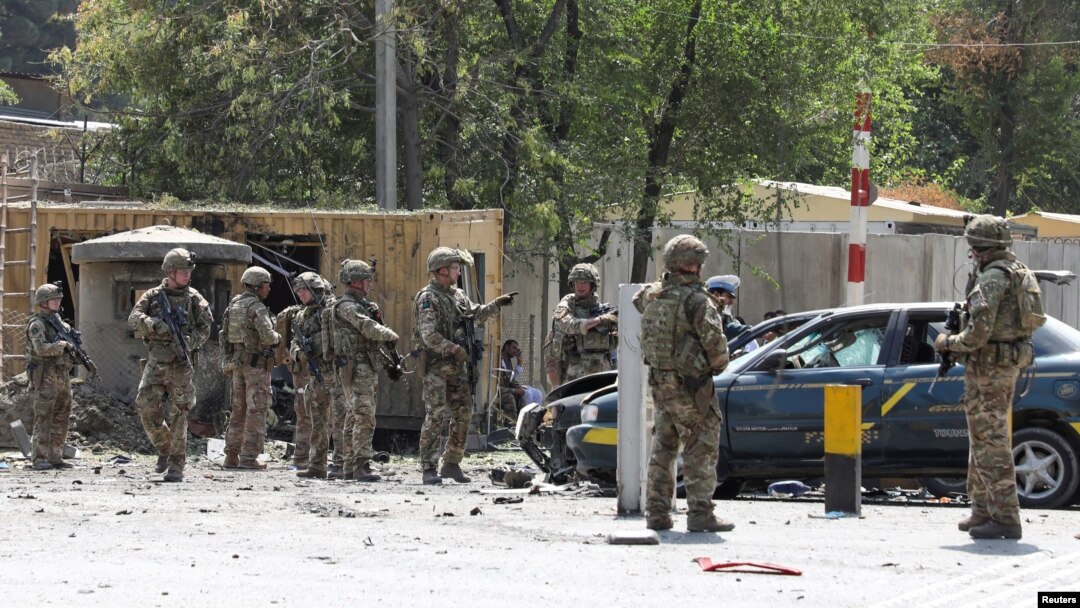 Pasukan yang dipimpin NATO, tiba di lokasi untuk menyelidiki ledakan bom bunuh diri di Kabul, Afghanistan, 5 September 2019. 