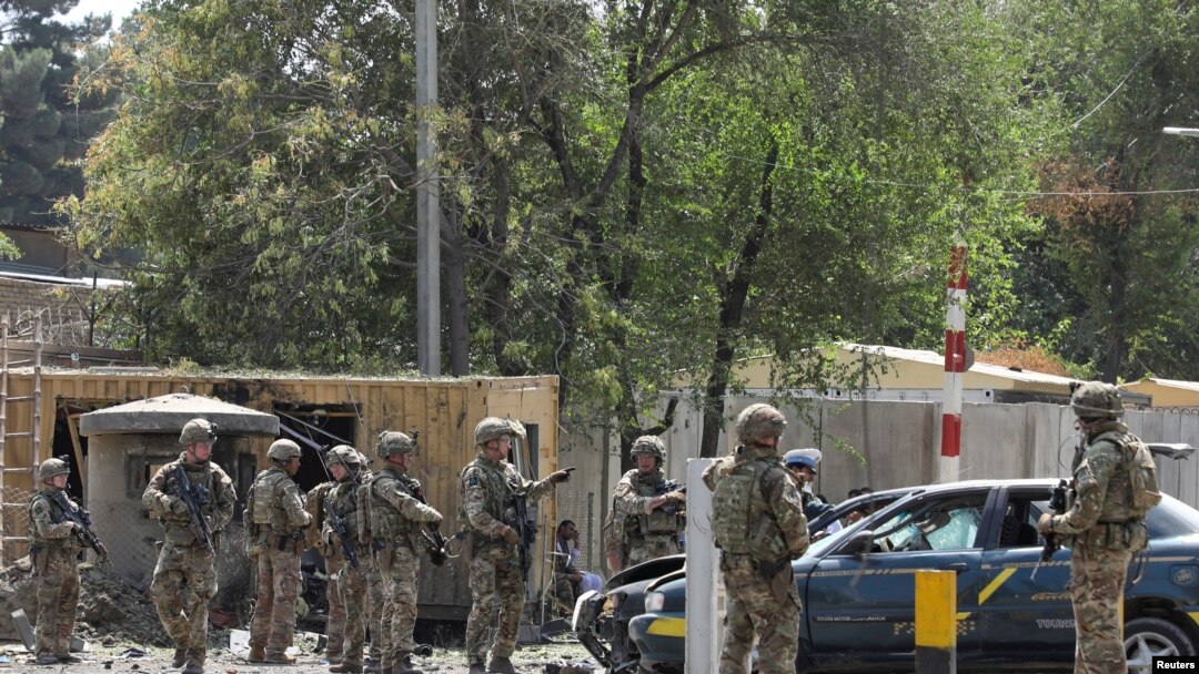 Pasukan asing yang dipimpin NATO menyelidiki di lokasi serangan bunuh diri di Kabul, Afghanistan, 5 September 2019. (Foto: Reuters/Omar Sobhani)