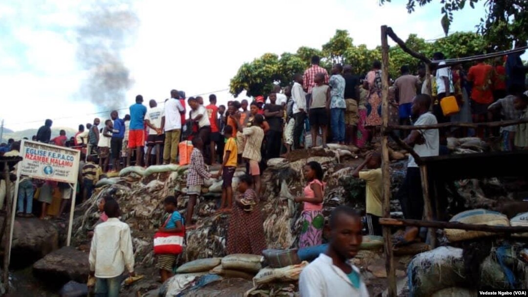 Bamwe mu banyagihugu bari bashengereye ahabereye iryo bara 