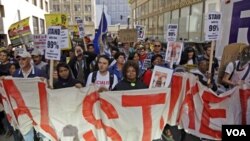 Gerakan anti-Wall Street berdemonstrasi di jalan kota Oakland, California (11/02)