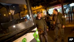 Sebuah lubang akibat hantaman peluru terlihat membekas di badan sebuah bus di Petah Tikva, Israel, 9 Februari 2017. (AP Photo/Oded Balilty).