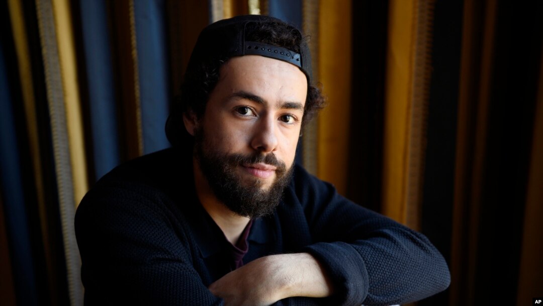 ARSIP - Ramy Youssef, bintang serial “Ramy,” yang ditayangkan di Hulu tampak di sini dalam Tour 2019 Winter Television Critics Association Press, 11 Februari 2019 di Pasadena, California (foto: Chris Pizzello/Invision/AP)