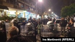 Policijski kordon raspoređen u centru Beograda tokom protesta podrške Aidi Ćorović i Jeleni Jaćimović (Foto: RSE/Iva Martinović)