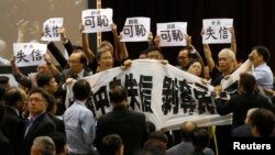 香港民主派議員在會場內大聲抗議，指中央失信。