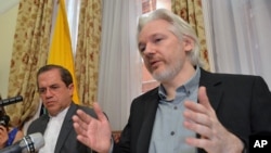 Menlu Ecuador Ricardo Patino (kiri) dan pendiri WikiLeaks Julian Assange dalam sebuah Konferensi Pers di Kedutaan Besar Ekuador di London, 18 Agustus 2014 (foto: dok).