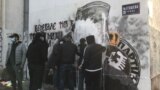 Nepoznate osobe čiste grafit sa likom haškog osuđenika Ratka Mladića u centru Beograda (Foto: RSE/Dragan Kostić)