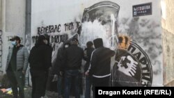 Nepoznate osobe čiste grafit sa likom haškog osuđenika Ratka Mladića u centru Beograda (Foto: RSE/Dragan Kostić)