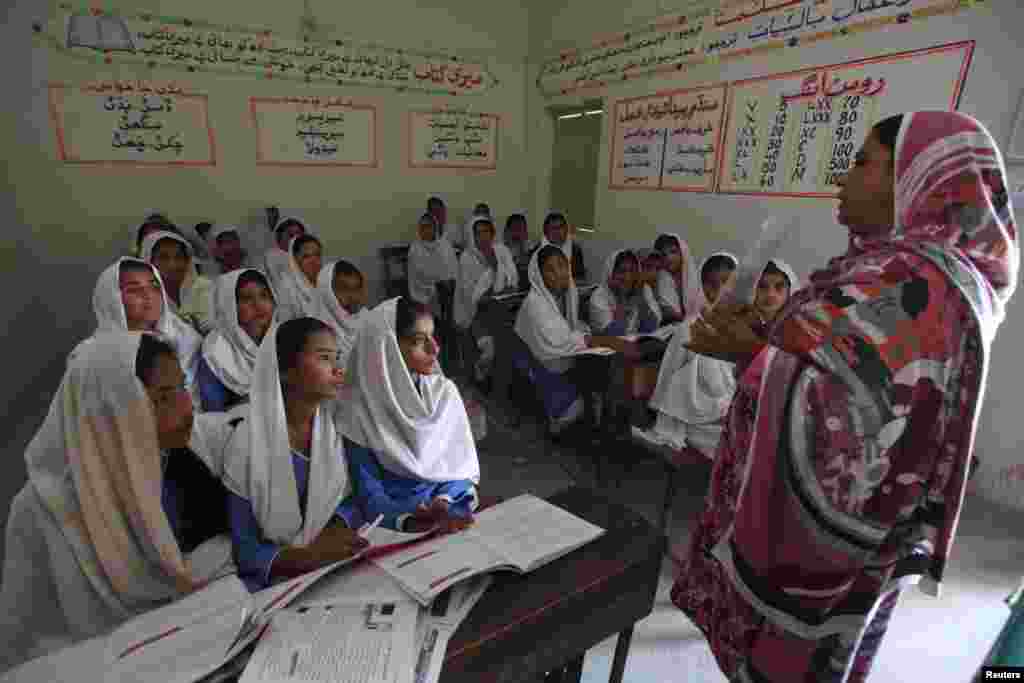 کراچی سے 325 کلومیٹر کے فاصلے پر گوہرام پنہور نامی گاؤں کے ایک اسکول میں طالبات کو تعلیم دی جا رہی ہے۔ پاکستان میں شرح خواندگی 54٫9 فی صد ہے