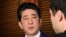 Thủ tướng Nhật Bản Shinzo Abe nói chuyện với các phóng viên báo chí ở Tokyo về vụ Triều Tiên phóng tên lửa hôm 29/11/2017.