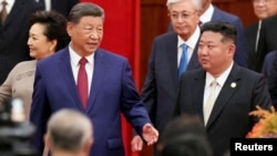 资料照片：中国国家主席习近平与朝鲜领导人金正恩抵达北京人民大会堂，出席纪念第二次世界大战结束80周年的招待会。(2025年9月3日)