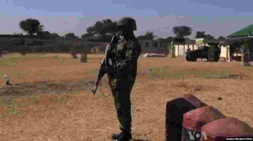 Sojojin tsaro a Maiduguri, Nigeria, Disamba 2013. (Heather Murdock for VOA)