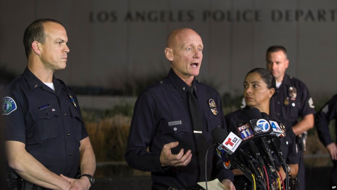 El comandante de la policía de Los Angeles, Andrew Smith expresó sus condolencias por la muerte de uno de los agentes durante el tiroteo.