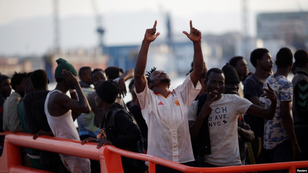 Seorang migran, yang menjadi bagian dari kelompok yang dicegat saat berada di perahu karet di lepas pantai Laut Mediterranea tampak di atas kapal penyelamat saat tiba di pelabuhan Malaga, Spanyol (foto: REUTERS/Jon Nazca)