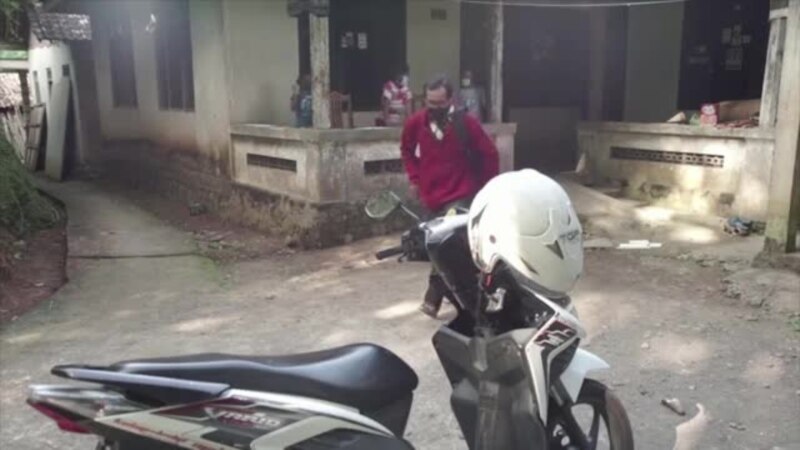 Indonesian Teacher Goes Long Way to Home School Students