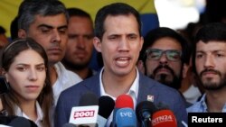 Thủ lĩnh đối lập Venezuelan Juan Guaido phát biểu với báo giới ở Caracas, Venezuela, 10/2/2019 