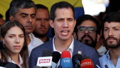 Thủ lĩnh đối lập Venezuelan Juan Guaido phát biểu với báo giới ở Caracas, Venezuela, 10/2/2019 