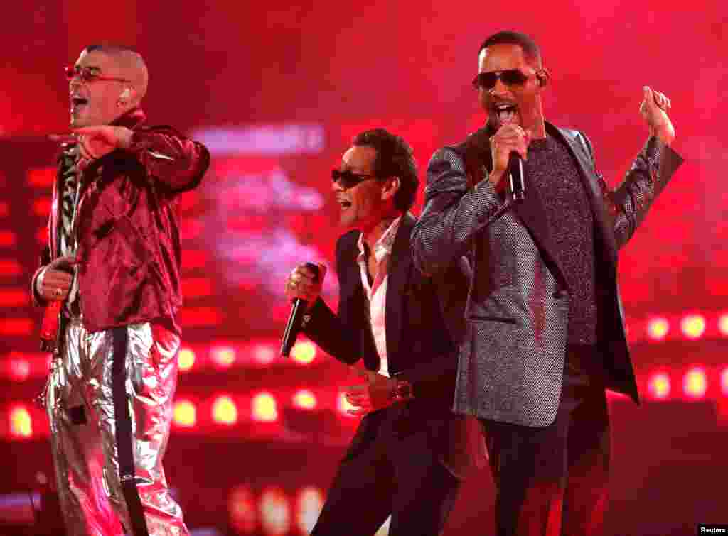 El cantante Will Smith acompañó a Bad Bunny y Marc Anthony en el escenario de los Latin Grammy para interpretar el popular tema, &quot;Está Rico&quot;.&nbsp;