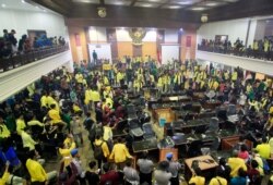 Students occupy the parliament building in Padang, West Sumatera, Indonesia, Sept. 25, 2019. Clashes between protesters and police occurred in several cities as students protested a new law that critics say cripples an anti-corruption agency.