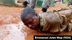 Tsobeyi Alphonse Tatia, interpellé par la gendarmerie nationale, au Cameroun, le 12 mai 2018. (VOA/Emmanuel Jules Ntap)