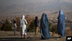 بیسوادی و بیکاری بزرگترین مشکلات زنان افغان خوانده شده اند