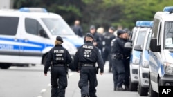 Penyelidik dari kepolisian mengamankan jalanan di dekat hotel tempat tim Borussia Dortmund menginap di Dortmund, Jerman, 12 April 2017. (AP Photo/Martin Meissner)