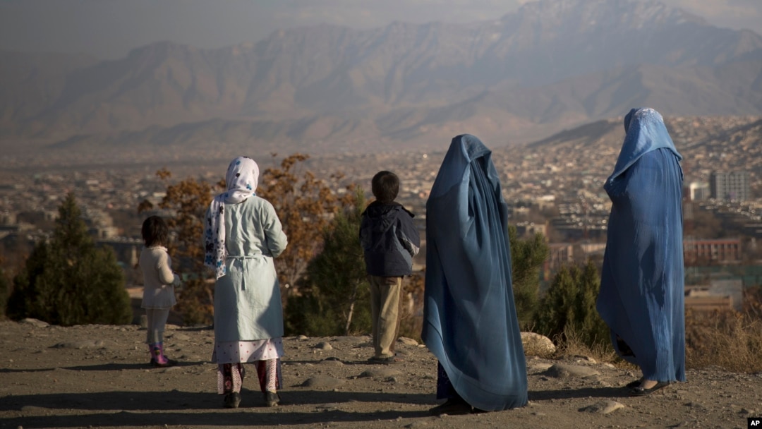 بیسوادی و بیکاری بزرگترین مشکلات زنان افغان خوانده شده اند