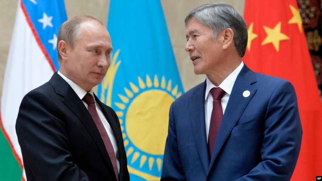 Qirg'iziston Prezidenti Almazbek Atambayev (o'ngda) Rossiya rahbari Vladimir Putin bilan, Bishkek, Qirg'iziston, 13-sentabr, 2013-yil.