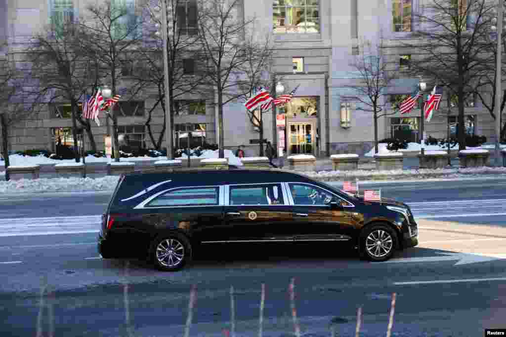 El ataúd con el cuerpo del expresidente estadounidense Jimmy Carter en un automóvil se mueve desde el Capitolio de Estados Unidos hasta la Catedral Nacional de Washington, el 9 de enero de 2025.