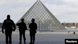 Policías franceses vigilan la entrada al museo del Louvre en Paris, luego de que un hombre fuera abatido cuando atacó a varios soldados con un machete.
