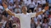 Arhiva - Srpski teniser Novak Đoković slavi nakon pobede nad Australijancem Nikom Kirjosom, na teniskom šampionatu u Vimbldonu, 10. jula 2022.