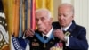 Presiden AS Joe Biden memberikan penghargaan Medal of Honor kepada tentara veteran Mayor John Duffy dalam sebuah acara di Gedung Putih, Washington, pada 5 Juli 2022. (Foto: Reuters/Kevin Lamarque)