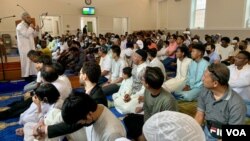 Sheikh Hussein Afeefy menyampaikan khotbah salat Iduladha 1443 H di Imaam Center (foto: Karlina Amkas/VOA)