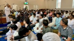 Sheikh Hussein Afeefy menyampaikan khotbah salat Iduladha 1443 H di Imaam Center (foto: Karlina Amkas/VOA)