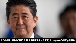 ARHIVA - Šinzo Abe, bivši japanski premijer (Foto: AFP/Jiji Press/Vladimir Simicek)