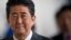 ARHIVA - Šinzo Abe, bivši japanski premijer (Foto: AFP/Jiji Press/Vladimir Simicek)