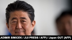 (FILES) Perdana Menteri Jepang Shinzo Abe meninggalkan Kastil Bratislava setelah pertemuan negara-negara kelompok Visegrad (V4) dan Jepang di Bratislava, 25 April 2019.(VLADIMIR SIMICEK / JIJI PRESS / AFP) 