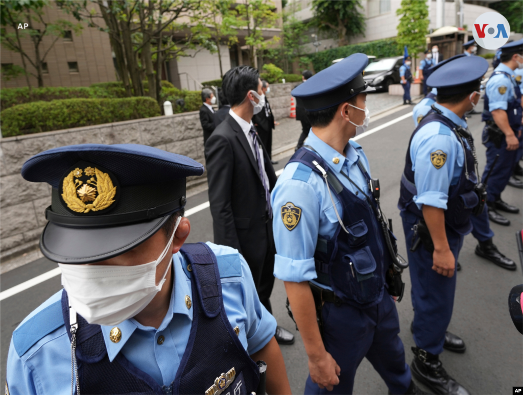 Oficiales de policía hacen guardia frente a la casa de Shinzo Abe, en Tokio, ciudad a la que fue trasladado el cuerpo.
