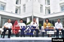 Chairwoman W20, Hardiani Uli Silalahi (kuning) dan Gubernur Sumatra Utara, Edy Rahmayadi (tengah) saat memberikan keterangan terkait acara puncak W20 di Danau Toba pada Juli 2022 mendatang. (Courtesy: Humas Pemprov Sumut)