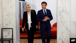 French President Emmanuel Macron, right, meets French far-right Rassemblement National (RN) leader and Member of Parliament Marine Le Pen at the Elysee Palace in Paris, June 21, 2022. 