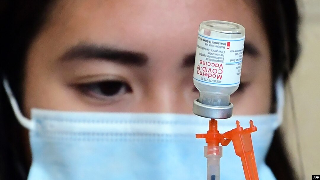 Moderna memperkenalkan vaksin baru yang disebut vaksin bivalen yang diharapkan dapat mengurangi ancaman perebakan COVID pada musim gugur tahun ini (foto: dok). 