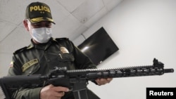 El brigadier general Gustavo Franco, director de la Policía Fiscal y Aduanera sostiene un fusil Anderson AM-15 que iba destinado a la guerrilla izquierdista del ELN en Venezuela, el cual fue incautado durante un operativo policial, en Bogotá, Colombia 25 de enero de 2021.