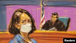 Sketsa persidangan menunjukkan Ghislaine Maxwell mendengarkan hakim membacakan hukuman yang dijatuhkan terhadapnya dalam kasus pelecehan seksual yang melibatkan namanya dan Jeffrey Epstein dalam persidangan di Kota New York, pada 28 Juni 2022. (Foto: Reuters/Jane Rosenberg)