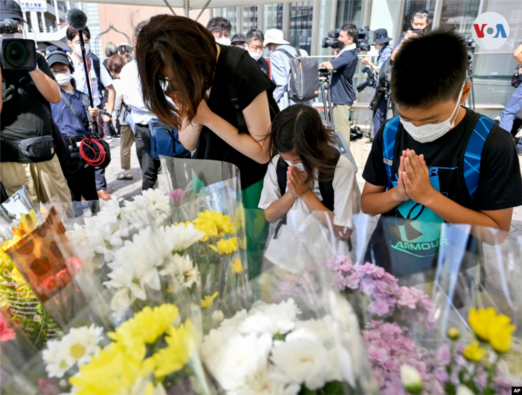 En Nara, cerca del lugar donde fue baleado, fue puesto un altar donde ciudadanos se han acercado a orar y dejar flores.