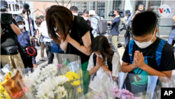 Con un minuto de silencio, flores y oraciones, rinden homenaje a Shinzo Abe