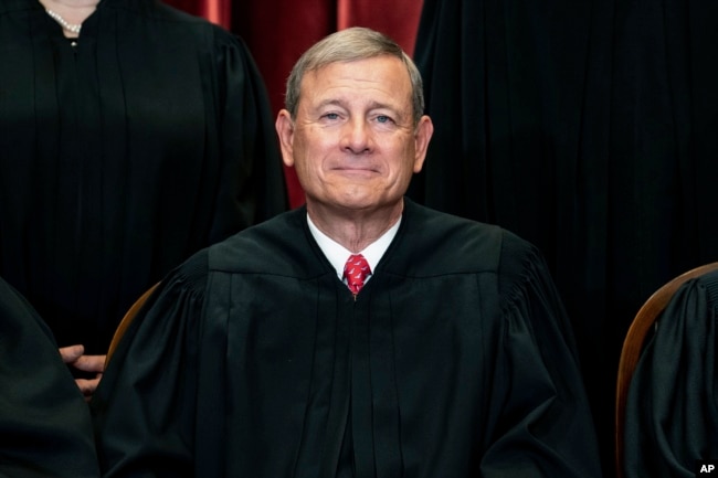 ARCHIVO - El presidente del Tribunal Supremo, John Roberts, se sienta durante una foto grupal en la Corte Suprema de Washington, el 23 de abril de 2021.