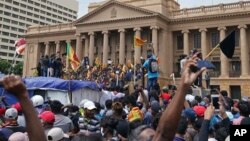 Para pengunjuk rasa, banyak yang membawa bendera Sri Lanka, berkumpul di luar kantor presiden di Kolombo, Sri Lanka, 9 Juli 2022. (Foto: AP)