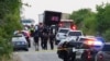 Las autoridades trabajan en la escena donde más de 50 migrantes fueron encontrados muertos el 27 de junio de 2022 en San Antonio, Texas. 