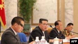 김정은(가운데) 북한 국무위원장이 노동당 중앙군사위원회 제8기 제3차 확대회의를 진행하고 있다. 조선중앙통신이 24일 보도한 장면. 